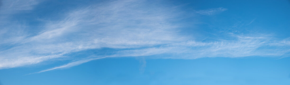floating cirrostratus clouds, windy weather, blue sky panorama
