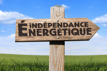 Indépendance énergétique, direction sur panneau en bois