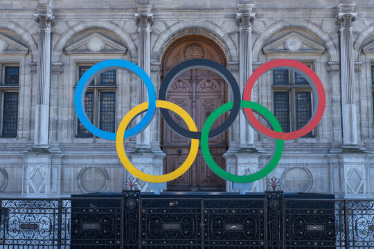 logo g&eacute;ant des anneaux des jeux olympiques 2024 organis&eacute;s par Paris install&eacute; sur le parvis de l'h&ocirc;tel de ville.