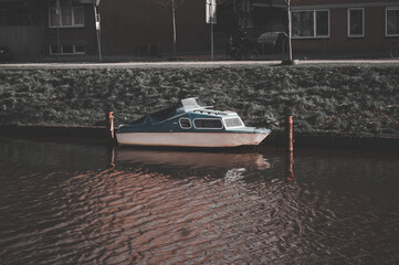 Holenderski widok kanału z łódką - obrazy, fototapety, plakaty