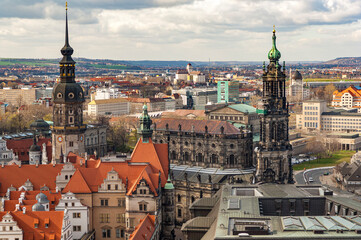 Blick von der Spitze der Frauenkirche über die Dächer der Altstadt von Dresden mit der Hofkirche,...