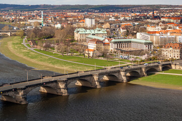 Stadtpanorama von Dresden mit der Elbe, dem Elbufer und der Augustusbrücke im Vordergrund