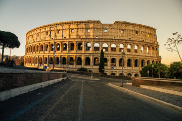 Fototapeta na wymiar colosseum at sunrise