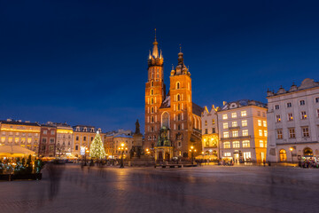 Fototapeta na wymiar The St. Mary's Basilica in Rynek Glowny square at night, Krakow, Poland