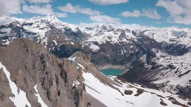 Drone au dessus de l'Aiguille perc&eacute;e avec le lac du Chevril au fond, &agrave; Tignes (France -Savoie)