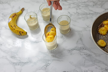Caramelized bananas pour over the puddings with a spoon.