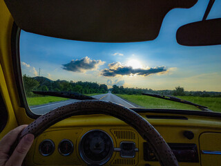 Driving in to the sunset - obrazy, fototapety, plakaty
