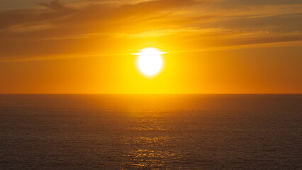 Sol al atardecer sobre el mar