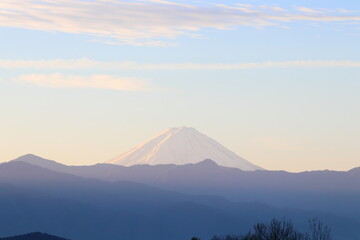 Fototapeta premium 世界遺産 日本の富士山が 朝日が雪に反射して ピンク色の山と雲と空がとても綺麗で