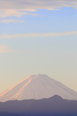 Fototapeta premium 世界遺産 日本の富士山が 朝日が雪に反射して ピンク色の山と雲と空がとても綺麗で