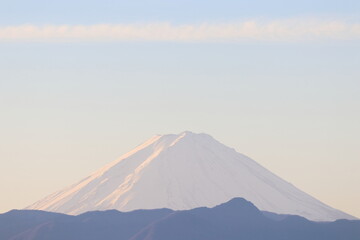 世界遺産　日本の富士山が 朝日が雪に反射して ピンク色の山と雲と空がとても綺麗で