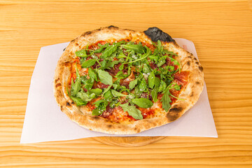 Serrano pizza is composed of wheat flour, mozzarella cheese, tomato pulp, water, serrano ham and cured cheese.
