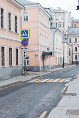 Obraz premium an empty street of the city. Empty road deserted place curfew