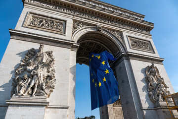 Paris, France: European Union flag flying in the wind under the Arc de Triomphe in March 2022 for a special EU summit on Ukrainian crisis - obrazy, fototapety, plakaty