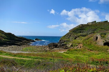 La côte de schiste et de granite et le fort de la Fraternité sur la presqu’ile de Crozon