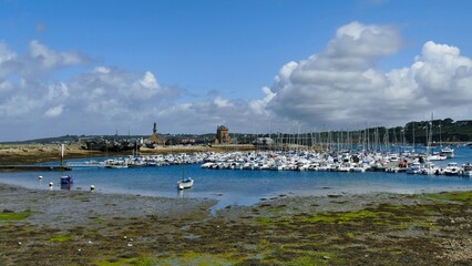 Le port de Camaret-sur-Mer à marée basse