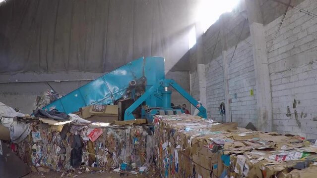 RECICLAJE DE CARTON MAQUINA COMPACTADORA CONTRALUZ