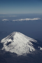 ルプスの山々を従える日本一の山 富士山を上空より望む