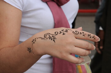 henna tattoo on hands