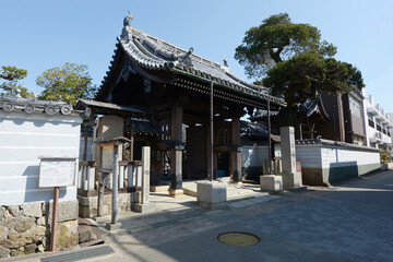 Obraz premium 醤油発祥の湯浅 深専寺 山門 和歌山県湯浅町