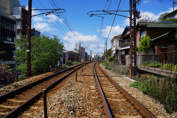 住宅地に沿って続く線路