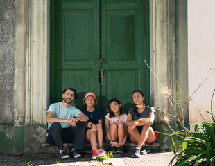familia de cuatro sentados en entrada de castillo