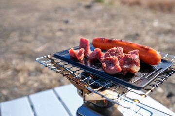 キャンプで砂肝とソーセージを小さい鉄板で焼く