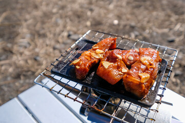 キャンプで豚肉のステーキを小さい鉄板で焼く