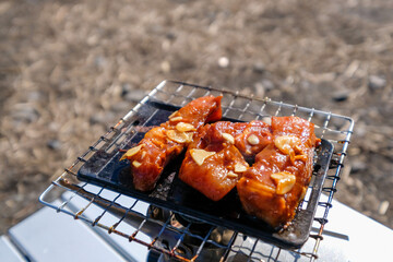 キャンプで豚肉のステーキを小さい鉄板で焼く