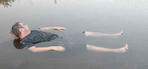 a corpse in the water, the body of a dead man was found by the lake near the pond, a drowned man...