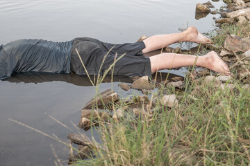 a corpse in the water, the body of a dead man was found by the lake near the pond, a drowned man was found
