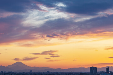 夕焼けの空と富士山　東京より