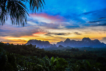 บรรยากาศยามเช้าก่อนที่ดวงอาทิตย์จะโผล่ขึ้นมาฉายแสงแรกของวันใหม่