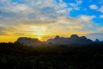 บรรยากาศยามเช้าก่อนที่ดวงอาทิตย์จะโผล่ขึ้นมาฉายแสงแรกของวันใหม่