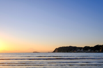 Fototapeta na wymiar 神奈川県逗子市の逗子海岸からの夕日