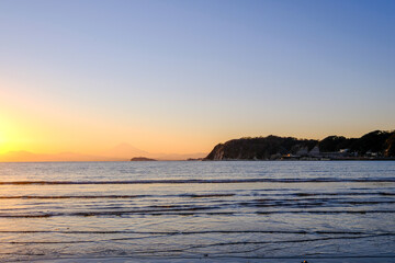Fototapeta premium 神奈川県逗子市の逗子海岸からの夕日