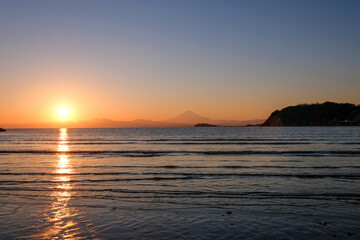 神奈川県逗子市の逗子海岸からの夕日