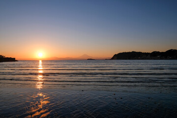 神奈川県逗子市の逗子海岸からの夕日
