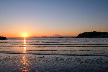 神奈川県逗子市の逗子海岸からの夕日