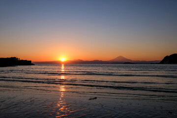 神奈川県逗子市の逗子海岸からの夕日