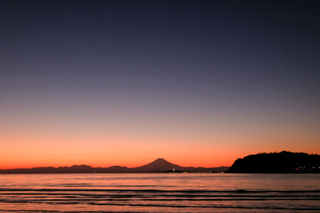 Obraz na płótnie Canvas 神奈川県逗子市の逗子海岸からの夕日