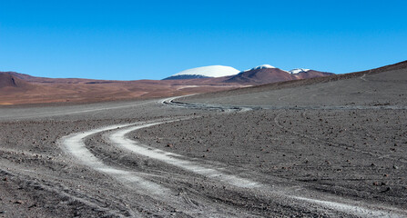 Paisagem do altiplano boliviano, região árida próximo a potosi,