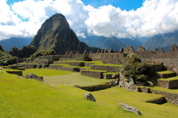 Ruinas de Machu Picchu e ao fundo o monte Huayna Picchu