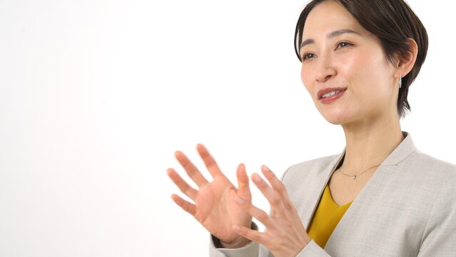 話をする日本人女性