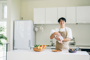 子育てと家事を手伝う男性（笑顔）
