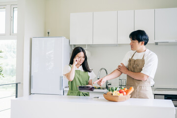 料理に口を出す男性
