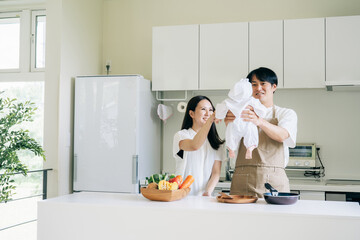 家事を手伝う男性とママ  © buritora