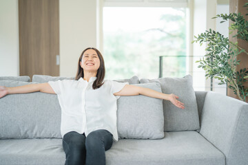 部屋でリラックスする女性
