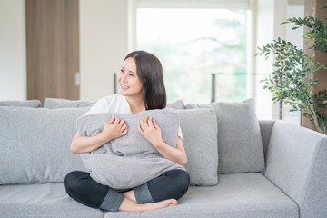 ソファでくつろぐ女性
