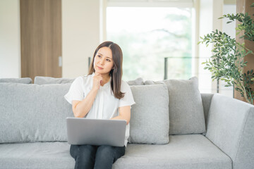 テレワークする女性
